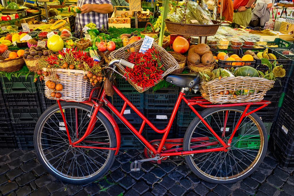 De wekelijkse markt op woensdag in Forte dei Marmi